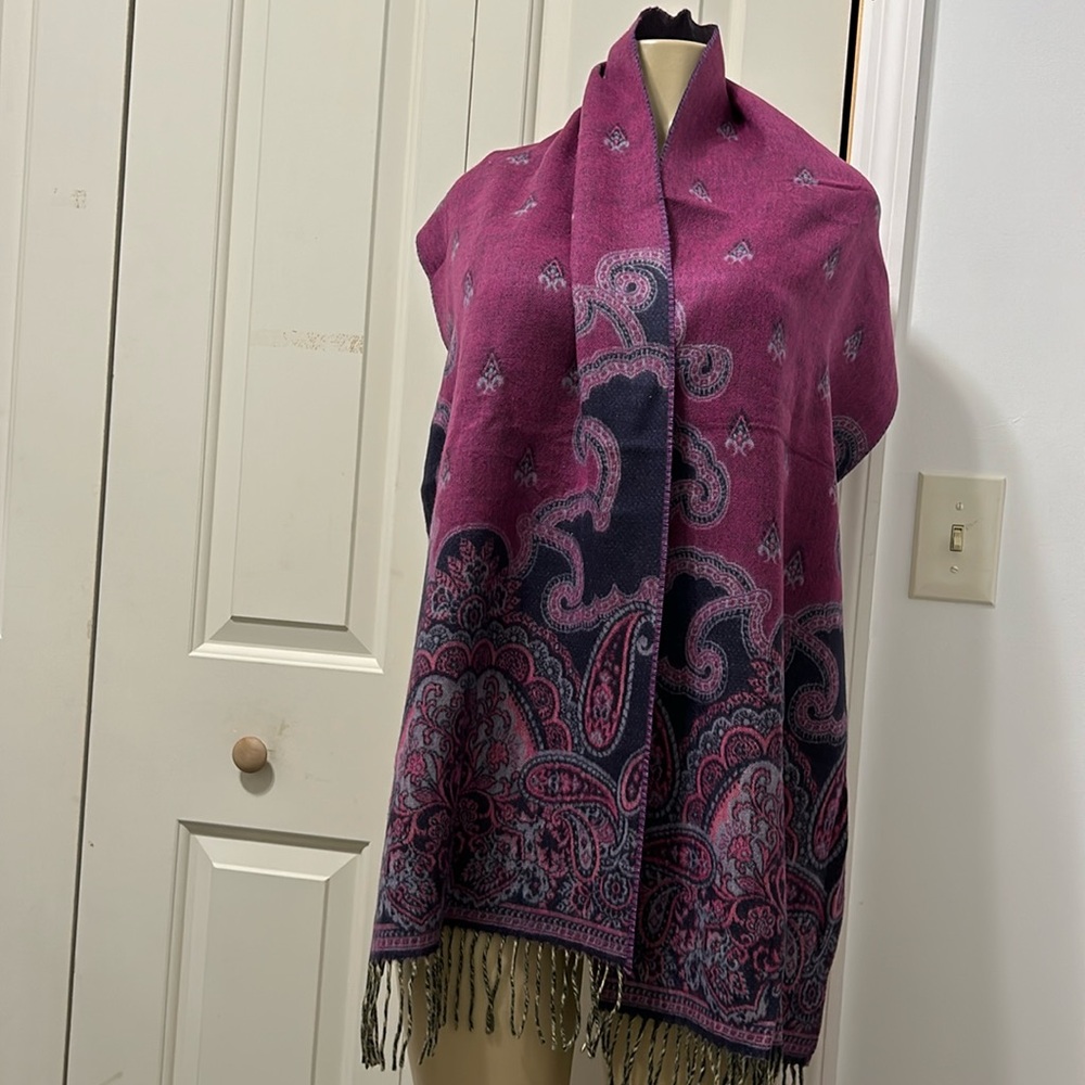 LORD & TAYLOR  SCARF